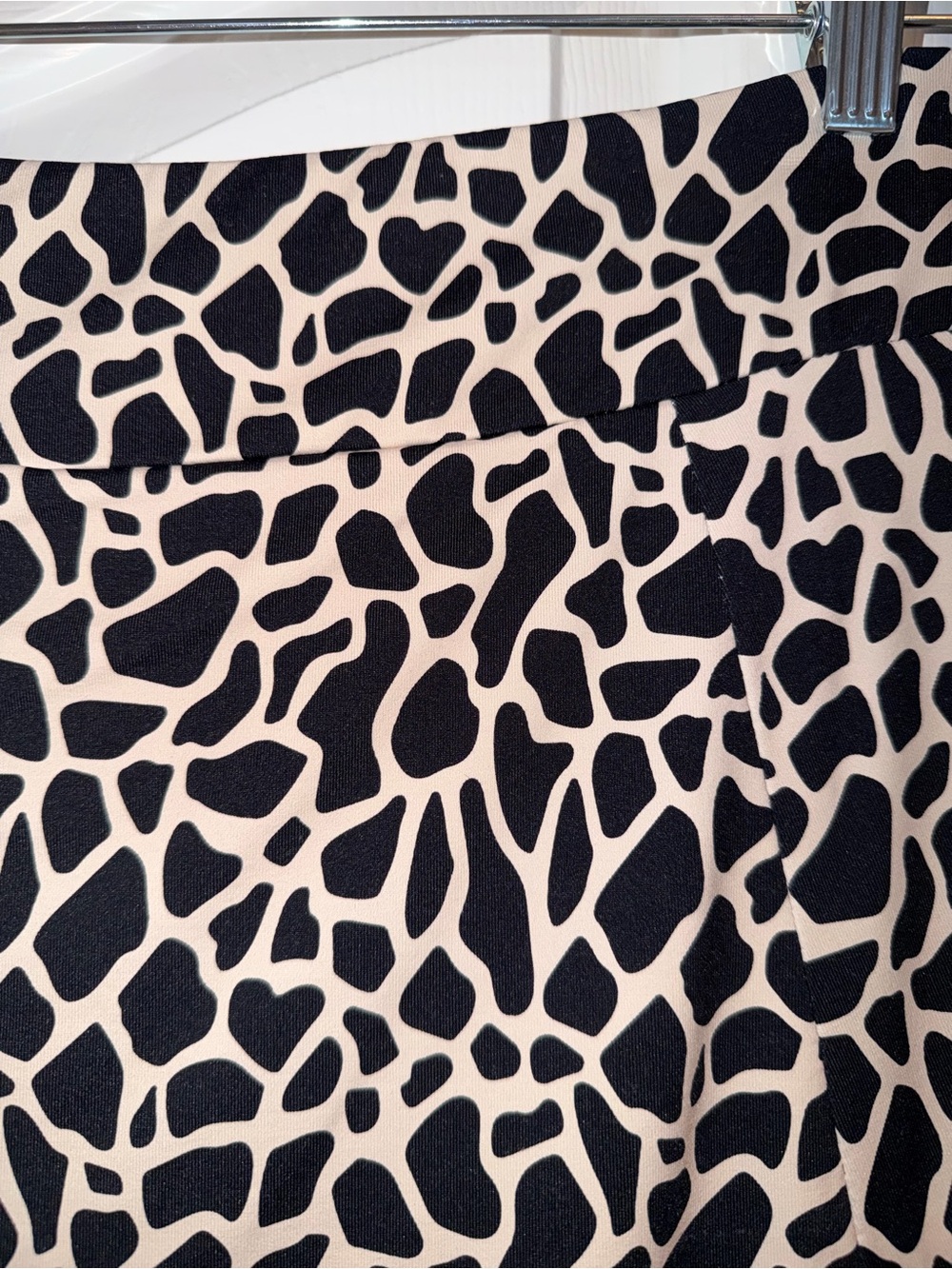 Lulu-B Womens Black and Tan Patterned Skort NWOT Size S - Picture 3 of 4